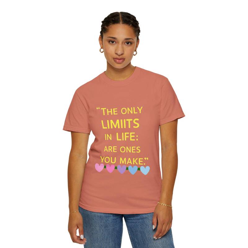Inspirierendes Garment-Dyed T-Shirt Motivierender Spruch, Positive Vibes von TimelessTrendshopArt