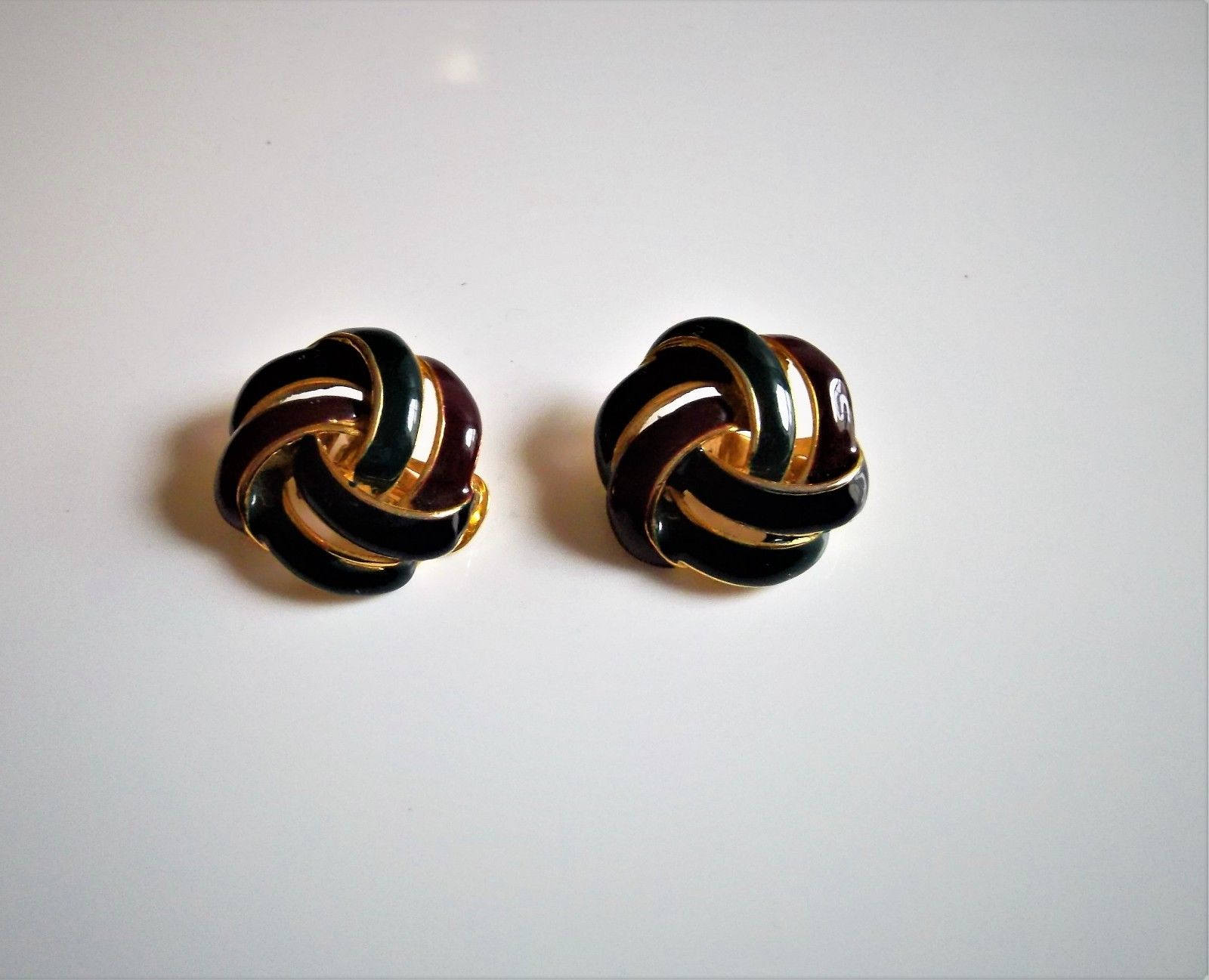 Schöne Vintage Paar Claret Und Flasche Grün Twist Stil Gold Ton Clip-On Ohrringe Schöne Vintage Paar Claret Und Flasche Grün Twist Stil Gold Ton Clip-On Ohrringe von TimelyFinds