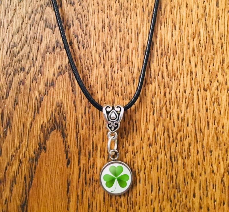 Kleeblatt - Schwarze Kordel Cabochon Halskette Mit Kappe Länge Verstellbar St Patricks Day von Timescript