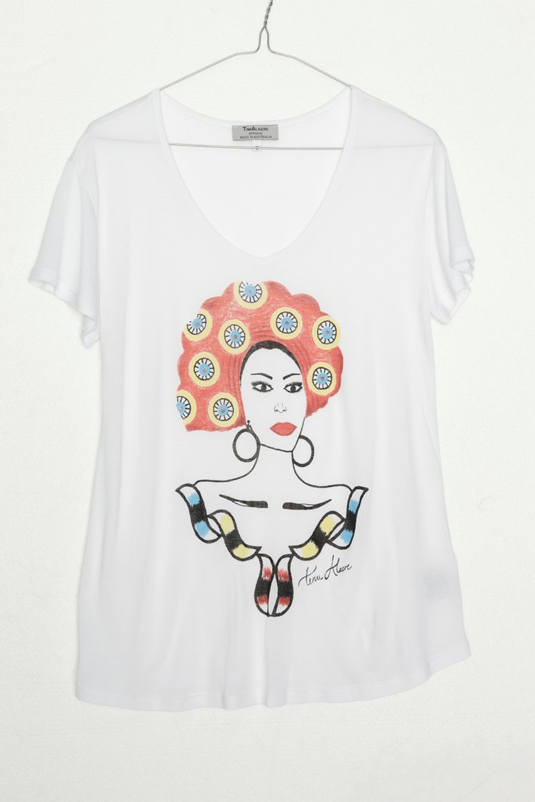 Kurzarm T-Shirt - Roter Sonnenblumen-Kopftuchdruck Kurzarm T-Shirt - Roter Sonnenblumen-Kopftuchdruck von TimiAlaere