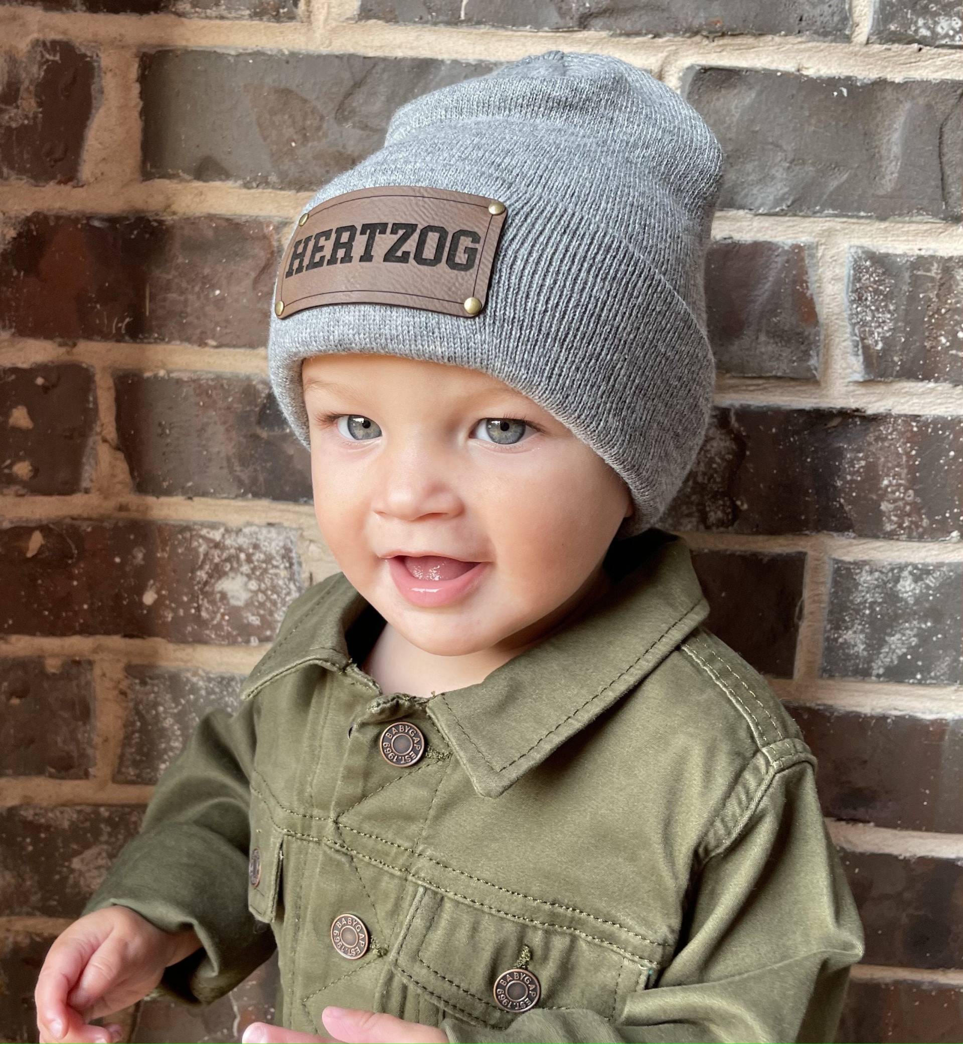 Personalisierte Baby Mütze Strickmütze | Neugeborene Säugling Kleinkind Kinder Erwachsene Jugend Kind Slouchy Benutzerdefinierter Name Vegan Leder von TinAndSteele