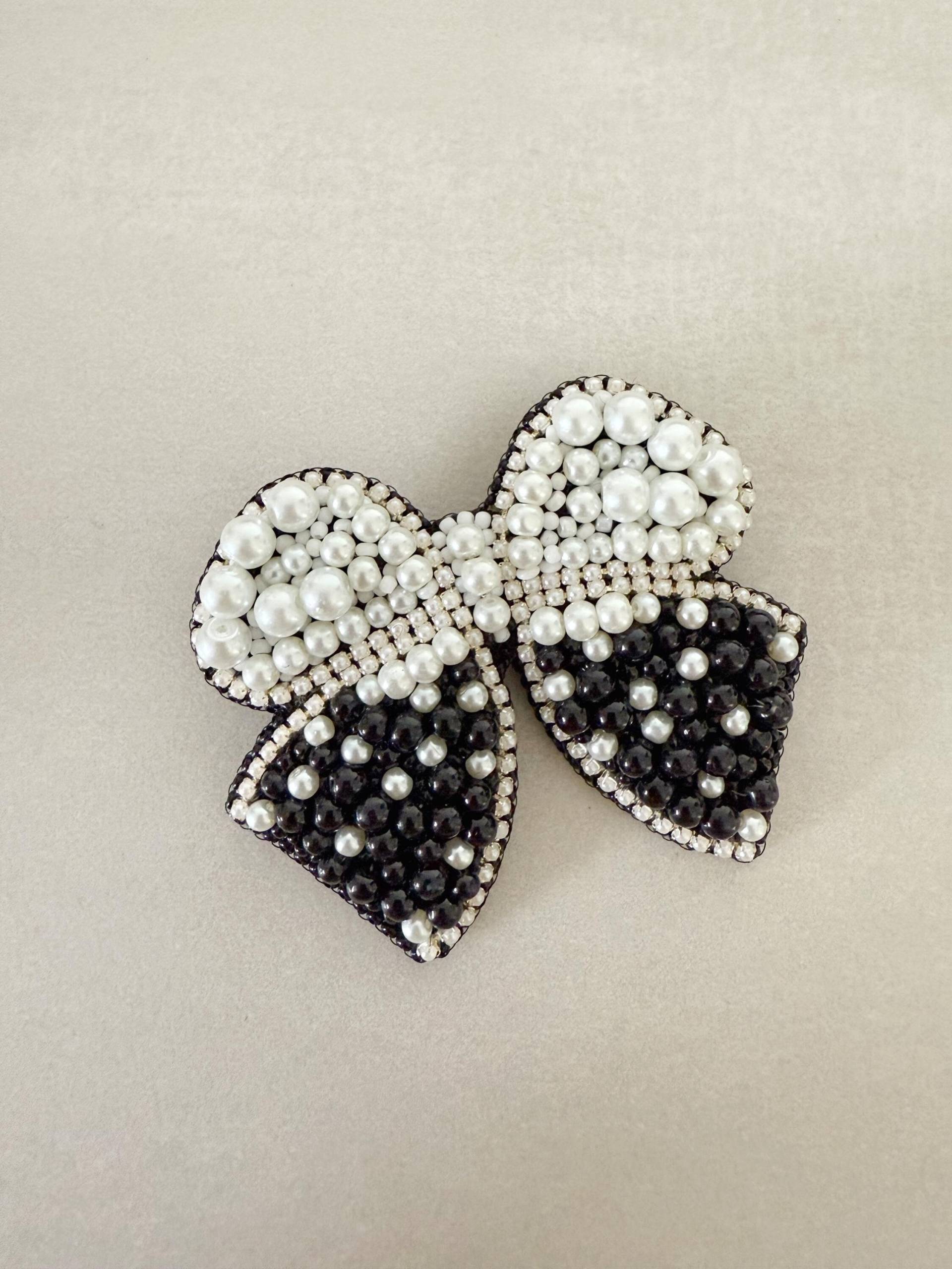 Handgemachte Gestickte Schleifen-Brosche Perlen-Anstecknadel von TinArtbytina