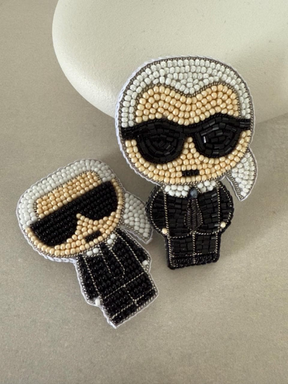 Handgemachte Karl Lagerfeld Brosche Perlen Designer Anstecknadel von TinArtbytina