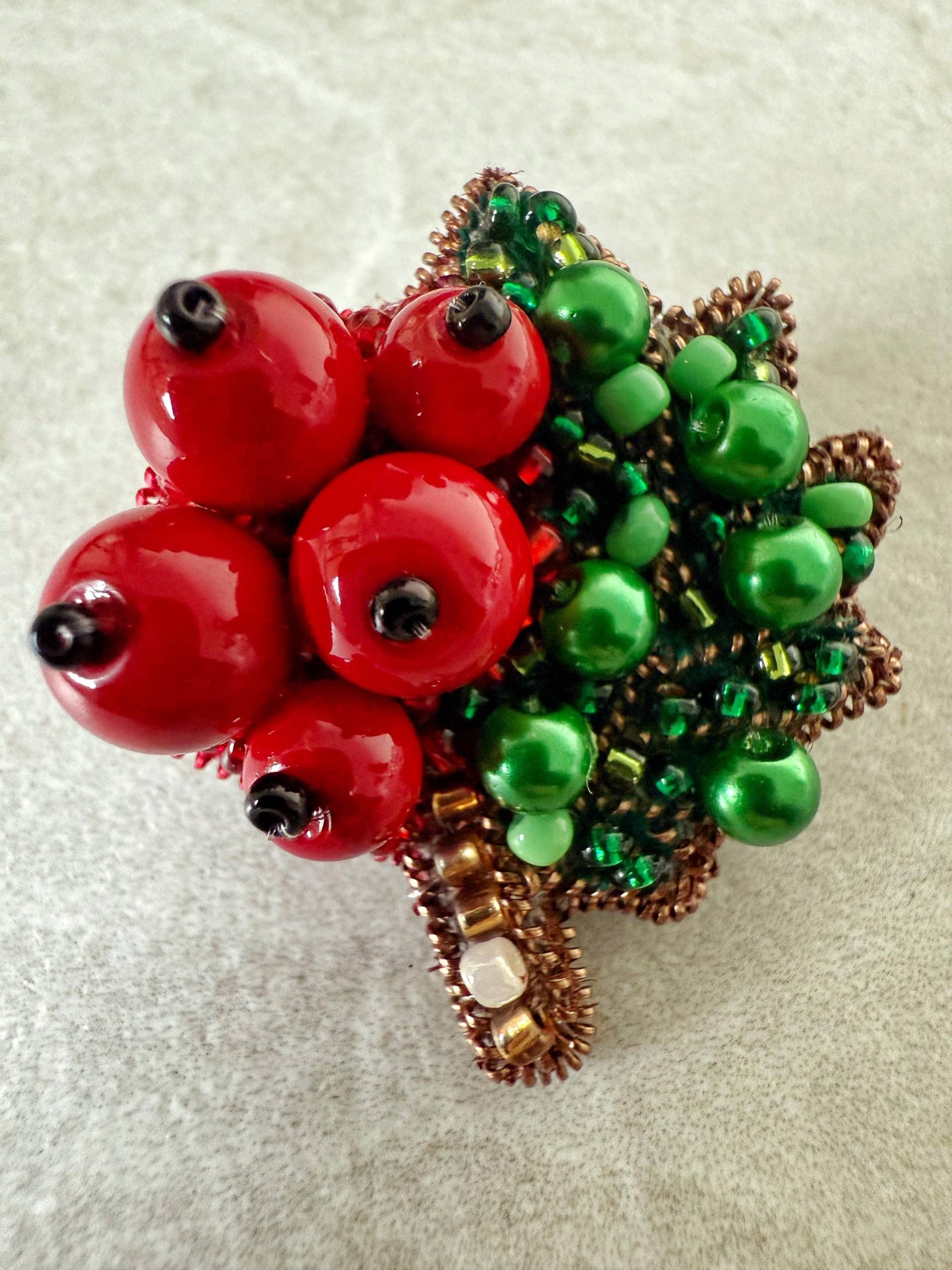 Handgemachte Mistelzweig Brosche, Perlen Glaskristalle, Elegantes Weihnachtsgeschenk von TinArtbytina