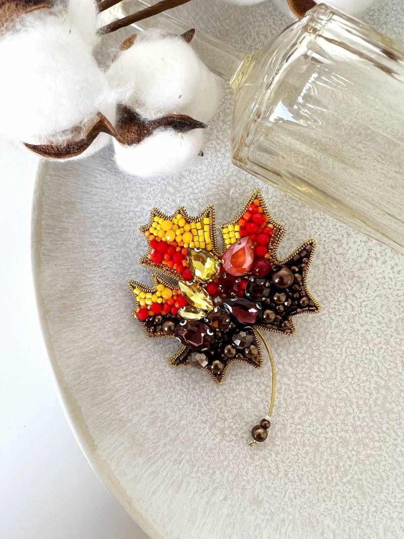 Handgemachte Perlen Blatt Brosche Swarovski Kristall Embroidery Anstecknadel von TinArtbytina