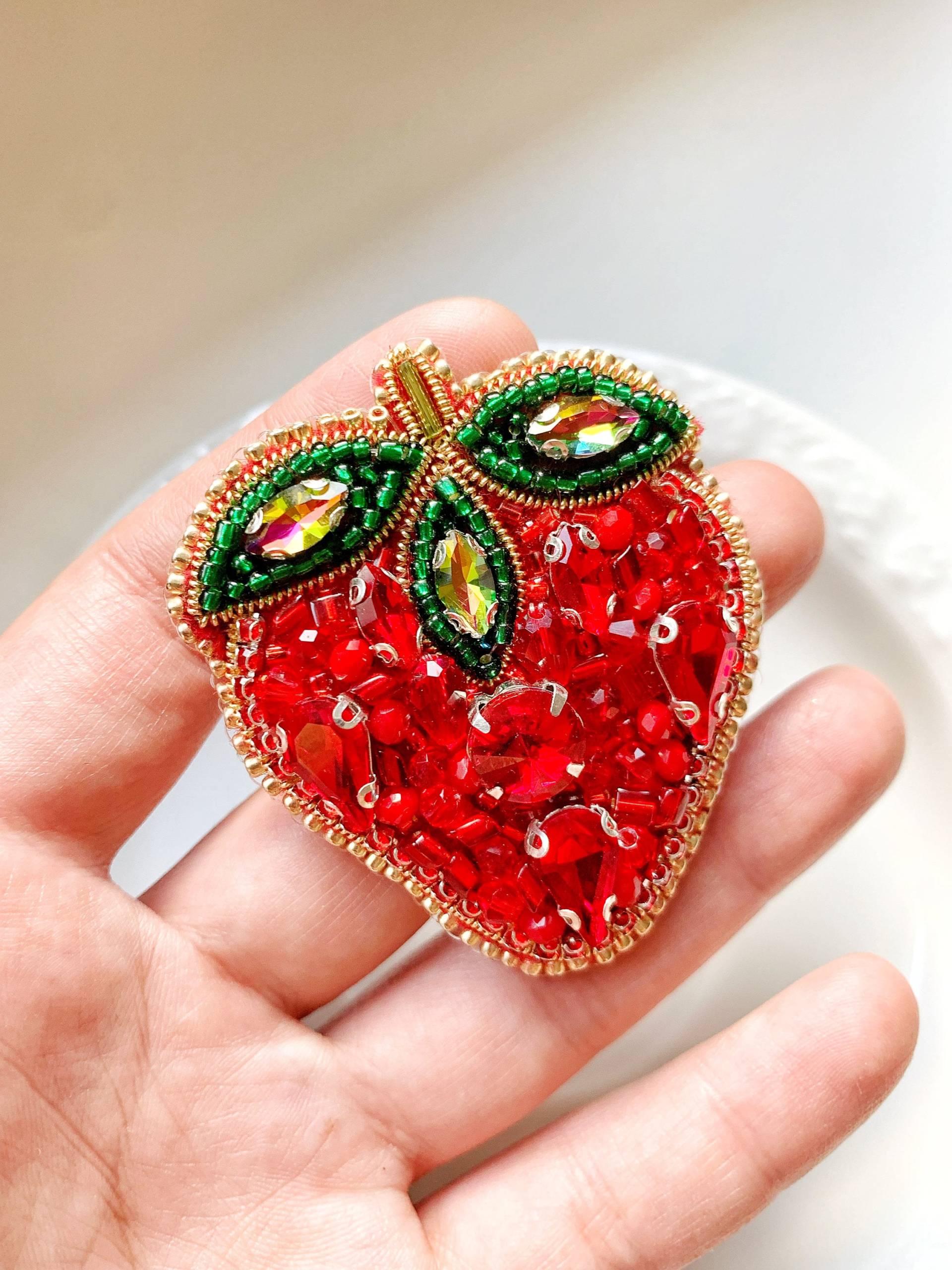 Handgemachte Perlen Brosche Erdbeeren Obst Schmuck von TinArtbytina
