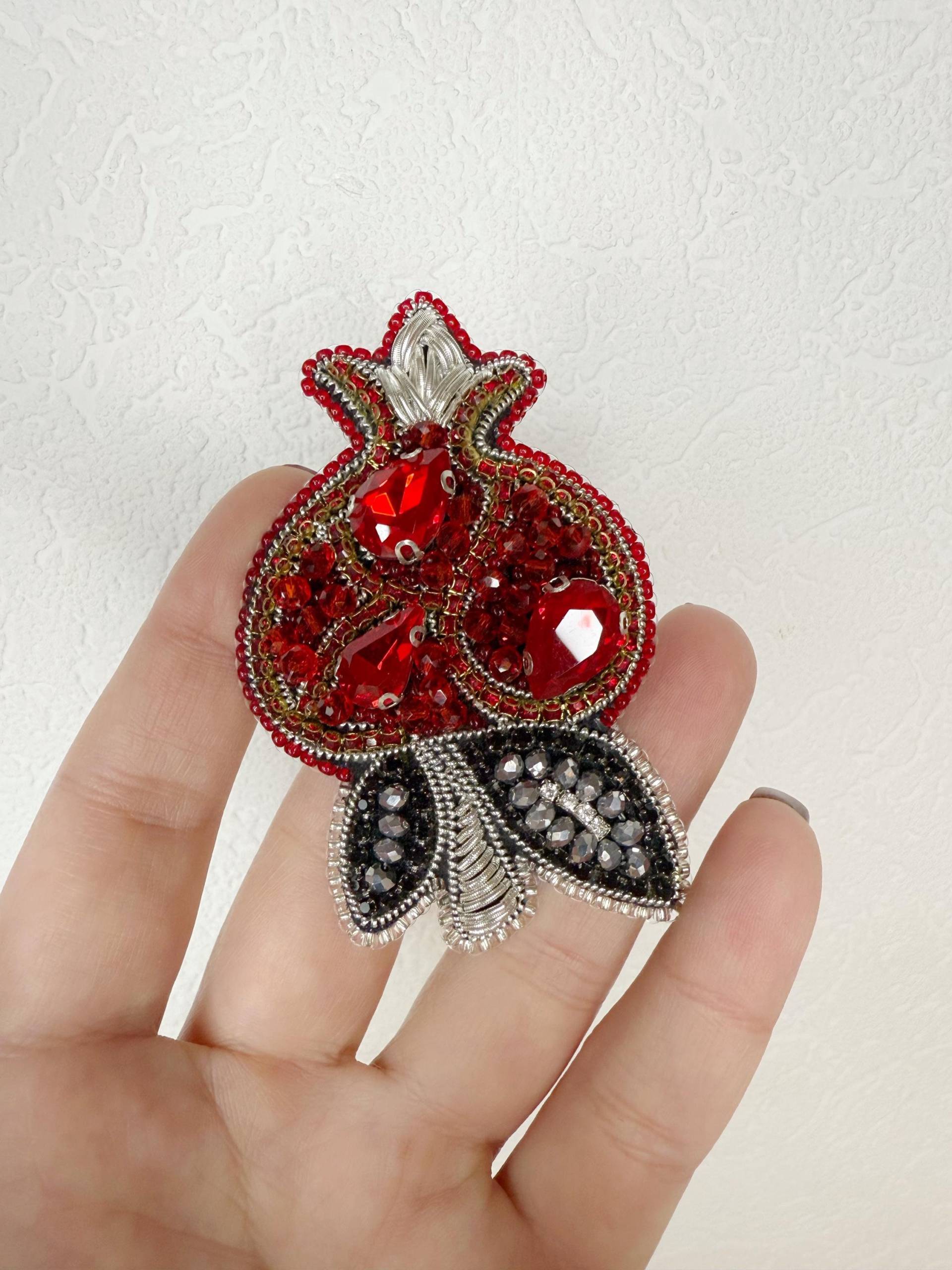Handgestickte Granatapfel Brosche Kristall & Glasperlen Frucht Anstecknadel von TinArtbytina