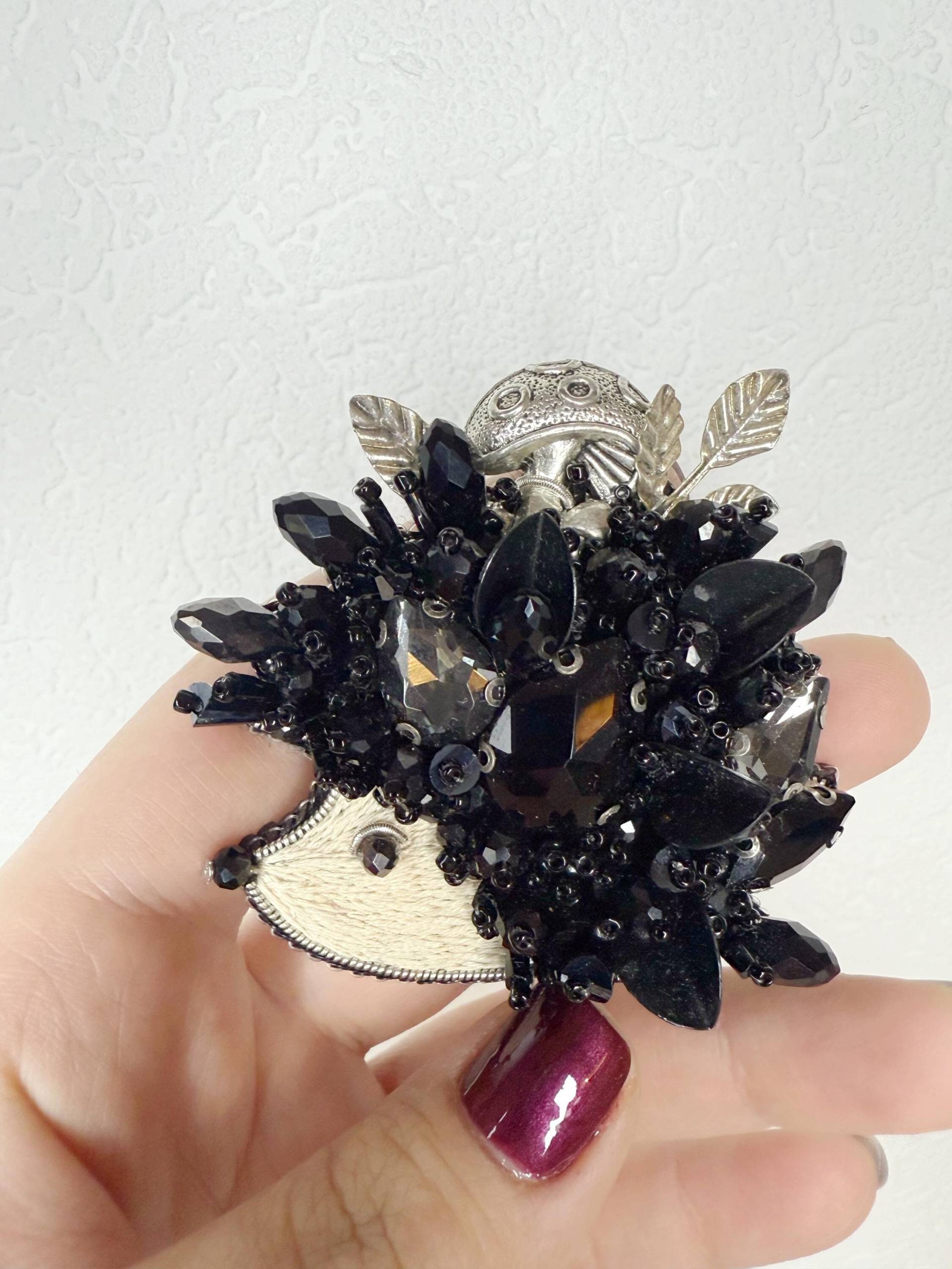 Handgestickte Igel Brosche Kristallperlen Tier Anstecknadel von TinArtbytina