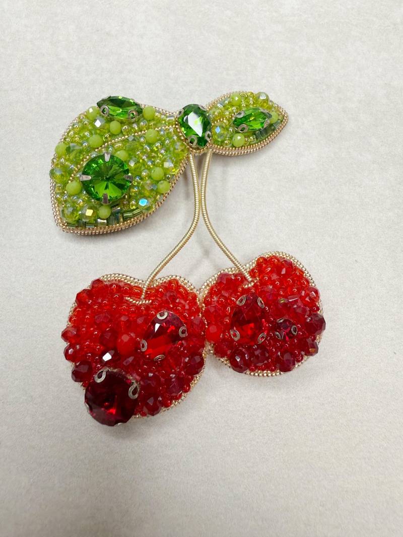 Handgestickte Kirsch Brosche Perlen Anstecknadel von TinArtbytina