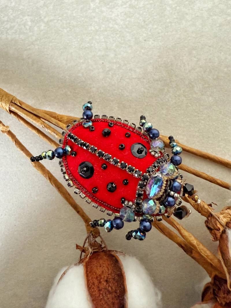 Handgestickte Marienkäfer Brosche Perlen Anstecknadel von TinArtbytina