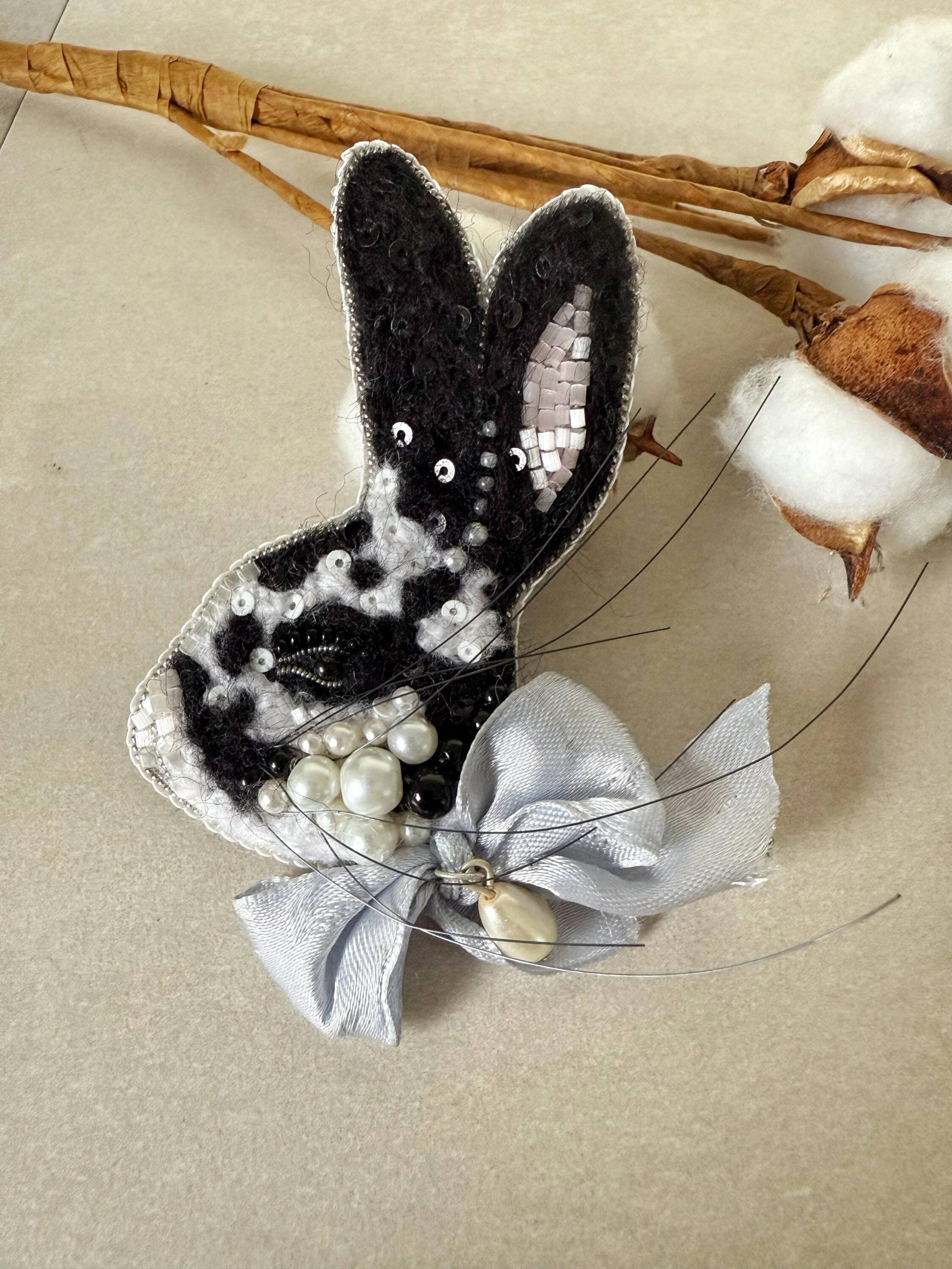 Handgestickter Hase Anstecker Perlenbrosche Mit Schleife von TinArtbytina