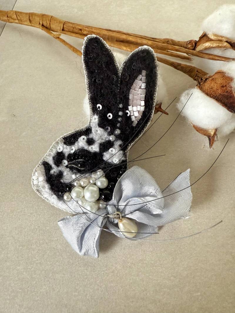 Handgestickter Hase Anstecker Perlenbrosche Mit Schleife von TinArtbytina