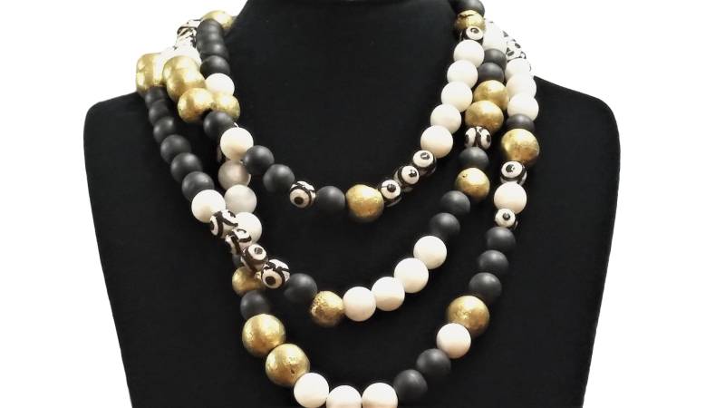 Schwarzer Onyx Weißer Quarz Und Gold Bead Halskette, Statement-Halskette Schwarzer Onyx Weißer Quarz Und Gold Bead Halskette, Statement-Halskette von TinGlazesAndGlass