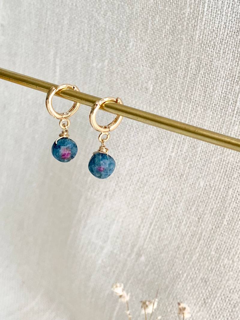 Rubin Zoisit Edelstein Huggie Creolen Zierliche Gold Filled Ohrhänger von TinaBodalikarStudio