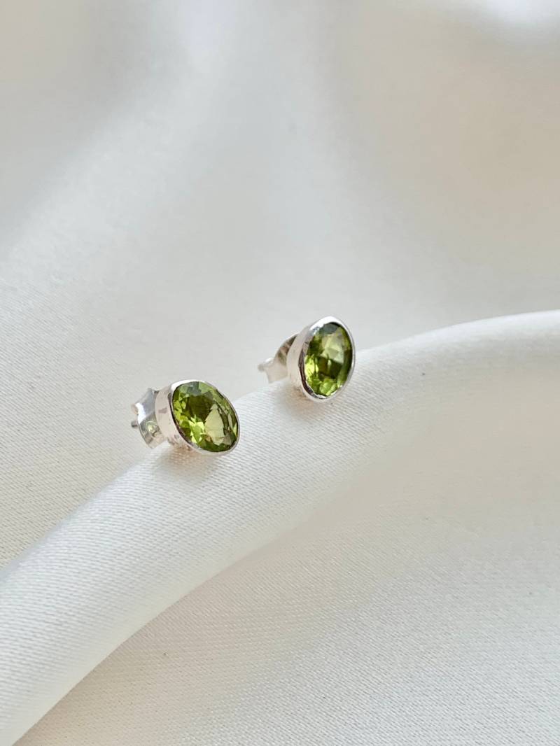Handgefertigte Sterling Silber Peridot Ohrstecker August Birthstone Ohrringe Handgefertigte Sterling Silber Peridot Ohrstecker August Birthstone Ohrringe von TinaBodalikarStudio