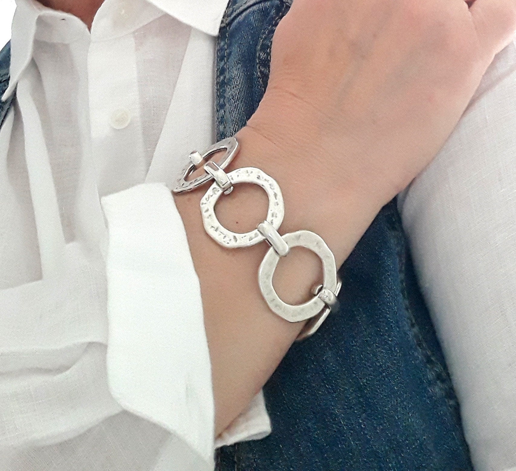 Silberarmband Mit Knebelverschluss, Gehämmert Kreise Armband Für Frauen, Boho, Damen Geschenk, Chunky Schmuck von TinaJewelryEs