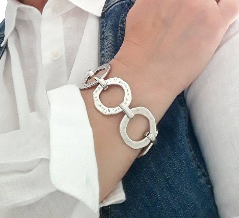 Silberarmband Mit Knebelverschluss, Gehämmert Kreise Armband Für Frauen, Boho, Damen Geschenk, Chunky Schmuck von TinaJewelryEs