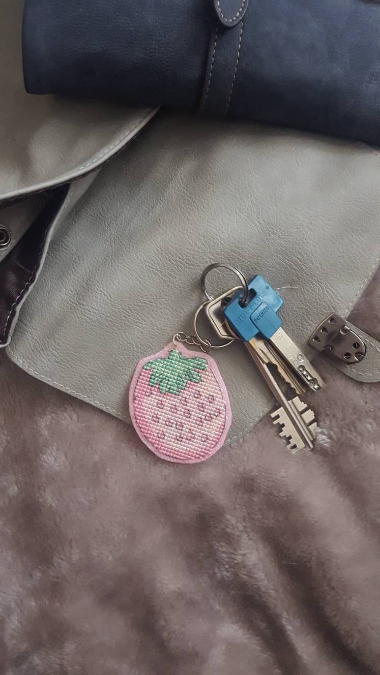 Rosa Kreuz Genäht Erdbeere Schlüsselanhänger Rosa Kreuz Genäht Erdbeere Schlüsselanhänger von TinaStitchery