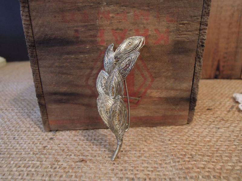 Victorian Gold Silber Ton Brosche/Vintage Wire Wrap Leaf Pin 1900Er C-Clamp Victorian Gold Silber Ton Brosche/Vintage Wire Wrap Leaf Pin 1900Er C-Clamp von TinaTreasureTrinkets