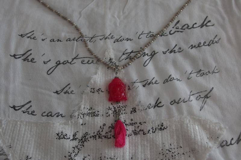 Buddhakette in Rot , Grau Und Silber Buddhakette in Rot , Grau Und Silber von TinaTwinklestars1