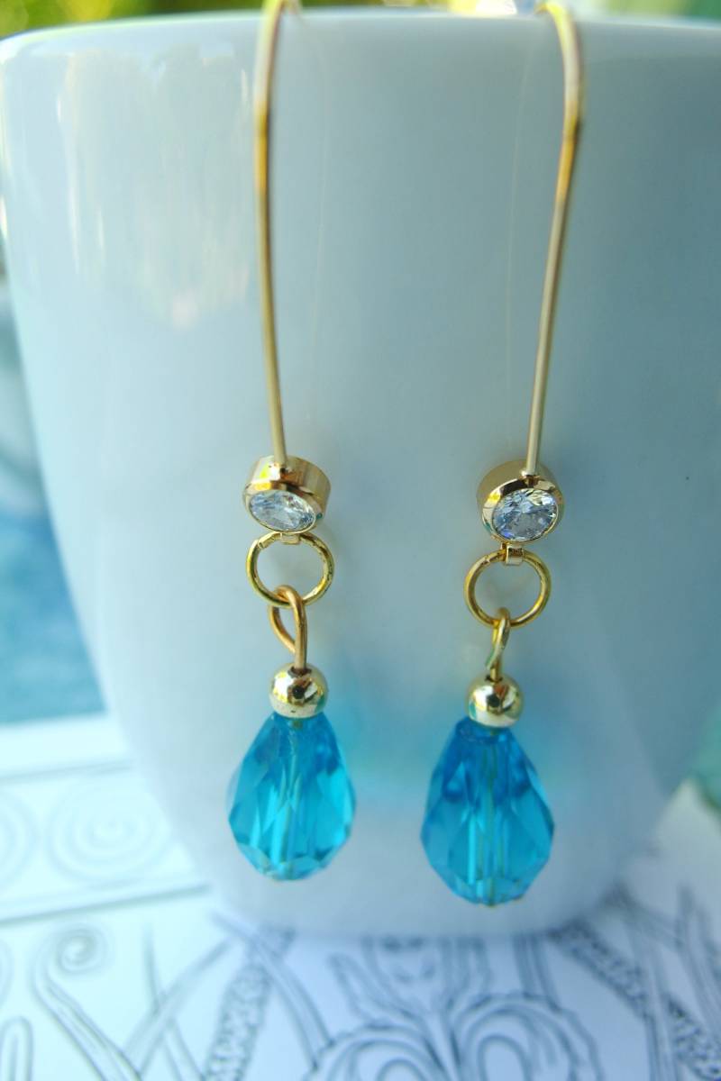 Goldene Ohrringe, Lang Mit Türkiser Perle Anhänger von TinaTwinklestars1