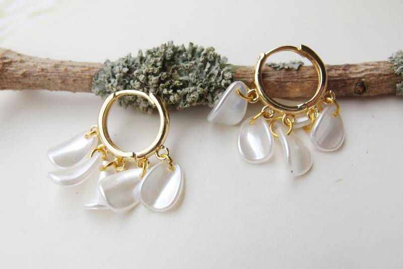 Kleine Creolen in Gold Und Perlmutt von TinaTwinklestars1