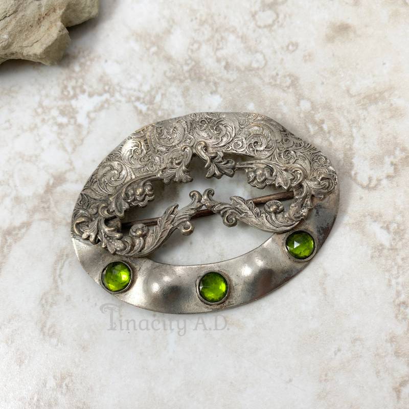 Eine Vintage Boho Glass Sash Pin, Ausgefallenes, Filigranes Design Mit Peridot-Grünen Akzentsteinen, Circa 1910 von TinacityAD