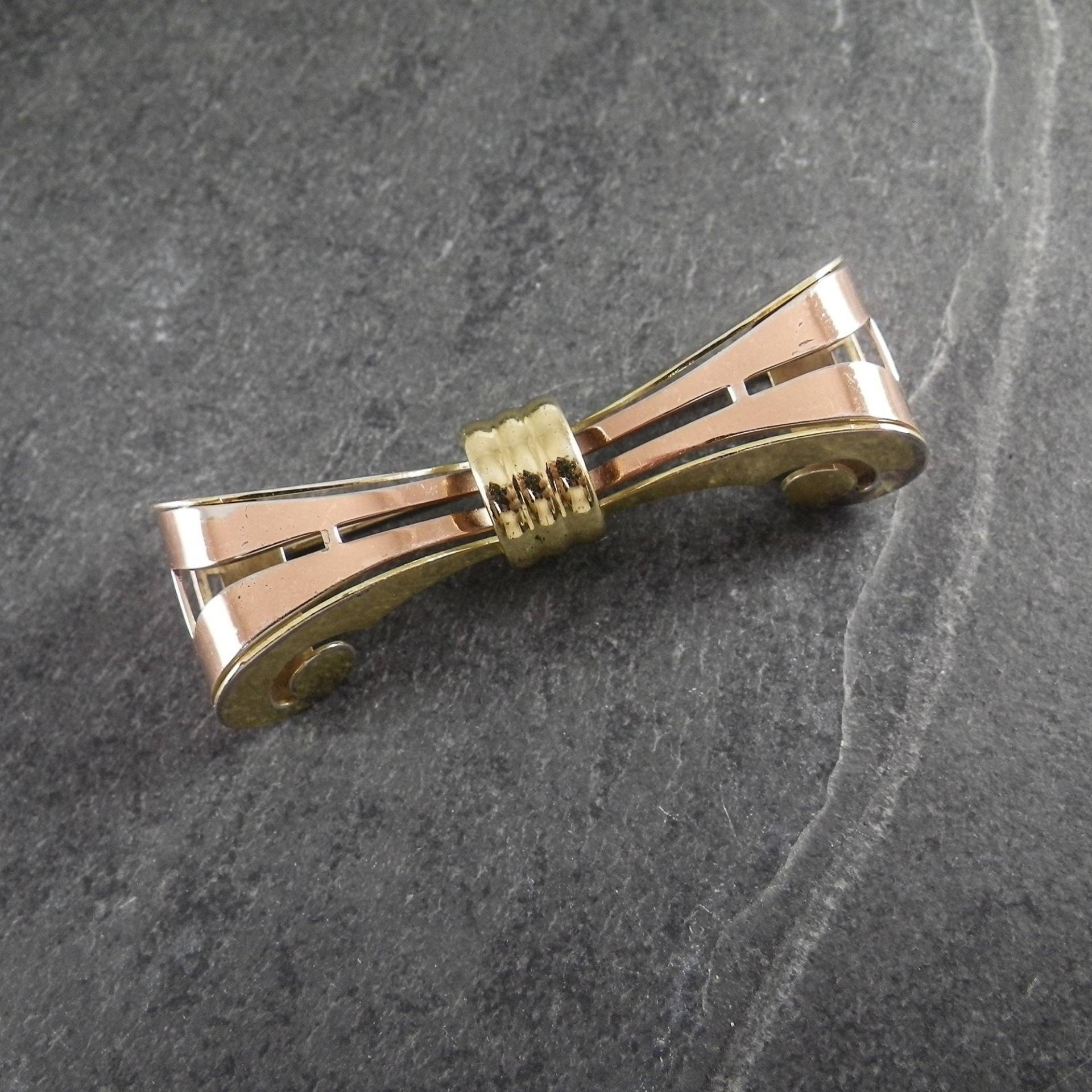 Eine Wunderschöne Vintage Frühe Monet Band Brosche, Sterling Silber Mit Rose Und Gold-Ton-Overlay, Circa 1940 von TinacityAD