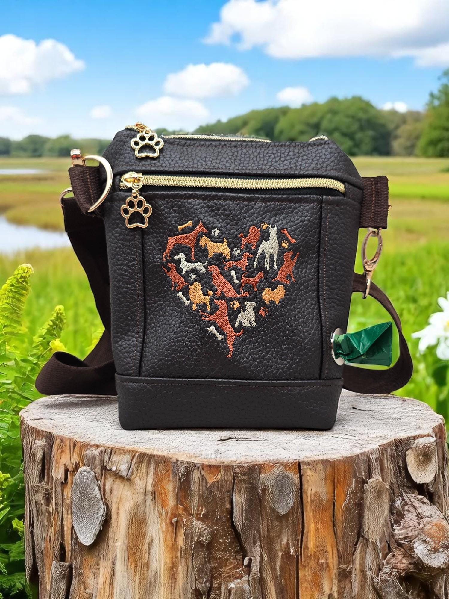 Gassitasche, Hundetasche, Umhängetasche, Kotbeutel, Leckerlitasche, Personalisierbar, Büffellederimitat, Braun Gassitasche, Hundetasche, Umhängetasche, Kotbeutel, Leckerlitasche, Personalisierbar, Büffellederimitat, Braun von Tinaehtshop