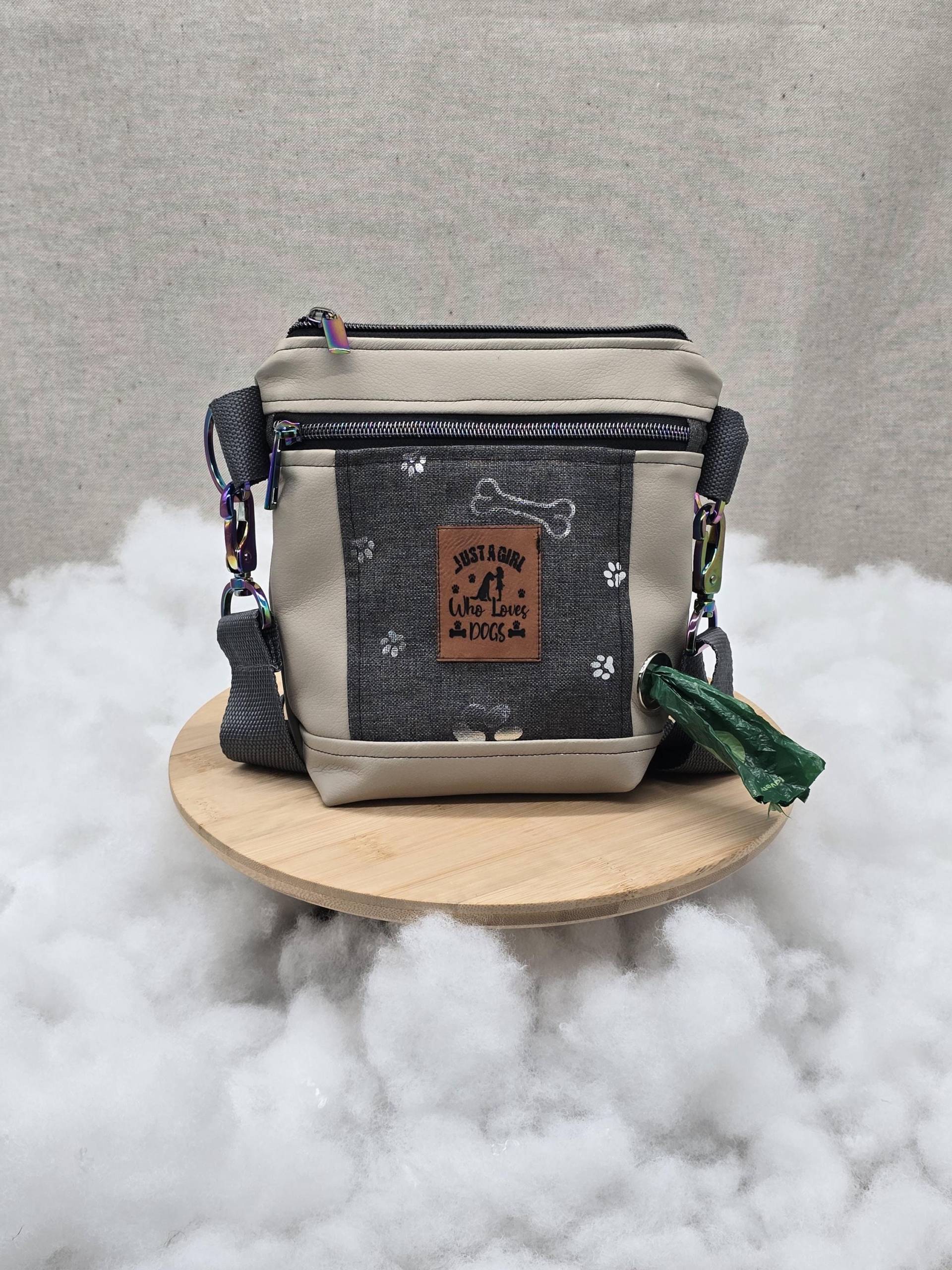 Gassitasche, Hundetasche, Umhängetasche, Kotbeutel, Leckerlitasche, Personalisierbar Gassitasche, Hundetasche, Umhängetasche, Kotbeutel, Leckerlitasche, Personalisierbar von Tinaehtshop