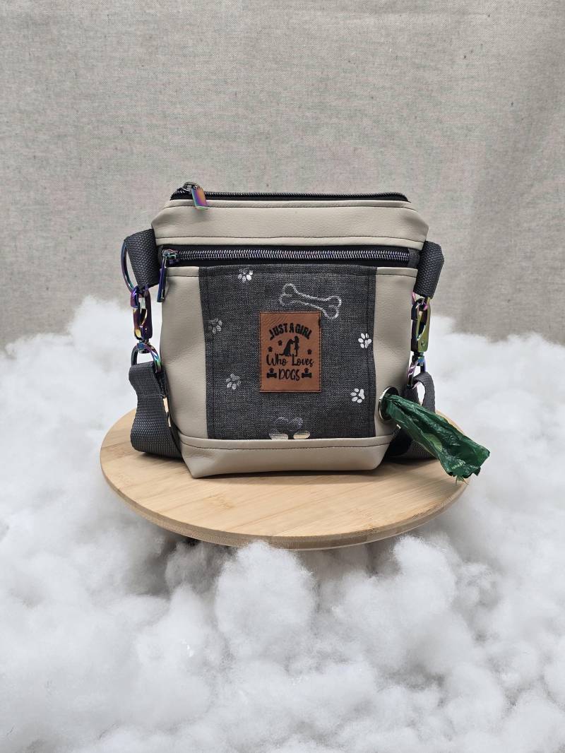 Gassitasche, Hundetasche, Umhängetasche, Kotbeutel, Leckerlitasche, Personalisierbar von Tinaehtshop