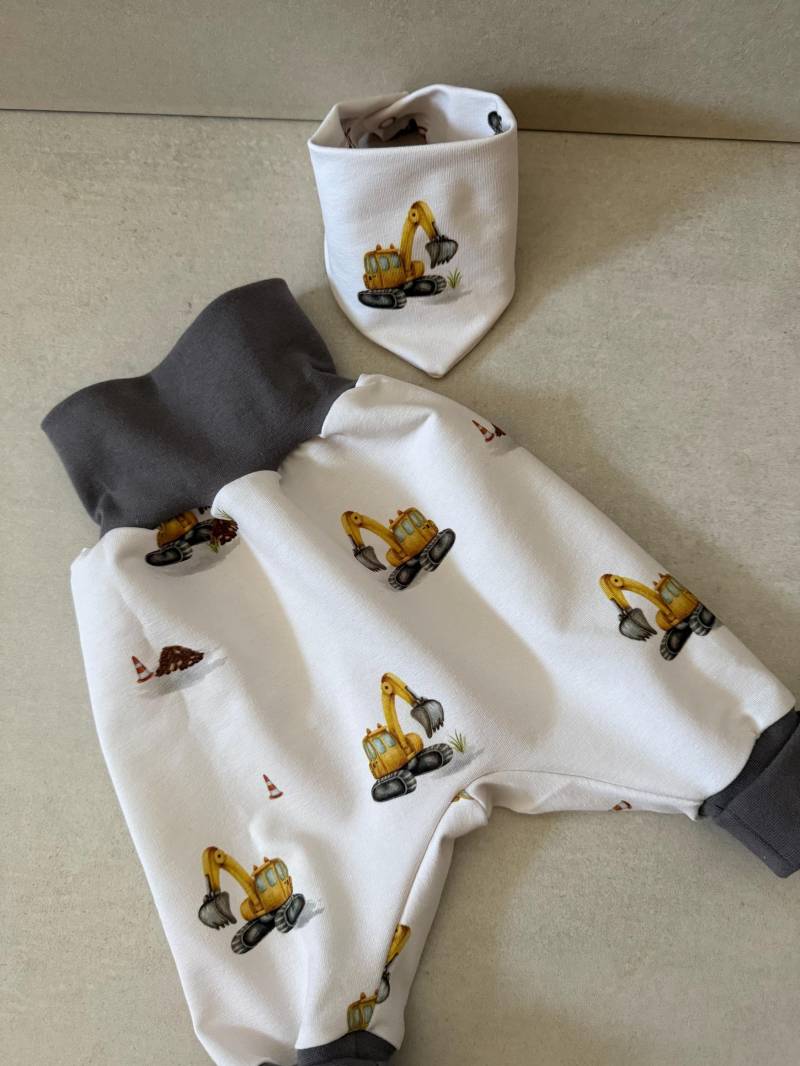 Bagger Buddelspaß Baby Pumphose Tuch Lätzchen Geburt Neugeborenes Taufe Erstling Neutral Geschenk Hose 100 % Oekotex - Bio Baumwolle von TinasDesignertraeume