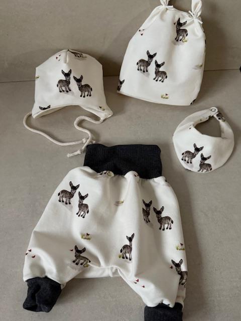 Eselfamilie - Süßes Set Baby/Kleinkind Pumphose Mütze Tuch Lätzchen Geburt Neugeborenes Taufe Erstling Neutral Geschenk Hose von TinasDesignertraeume