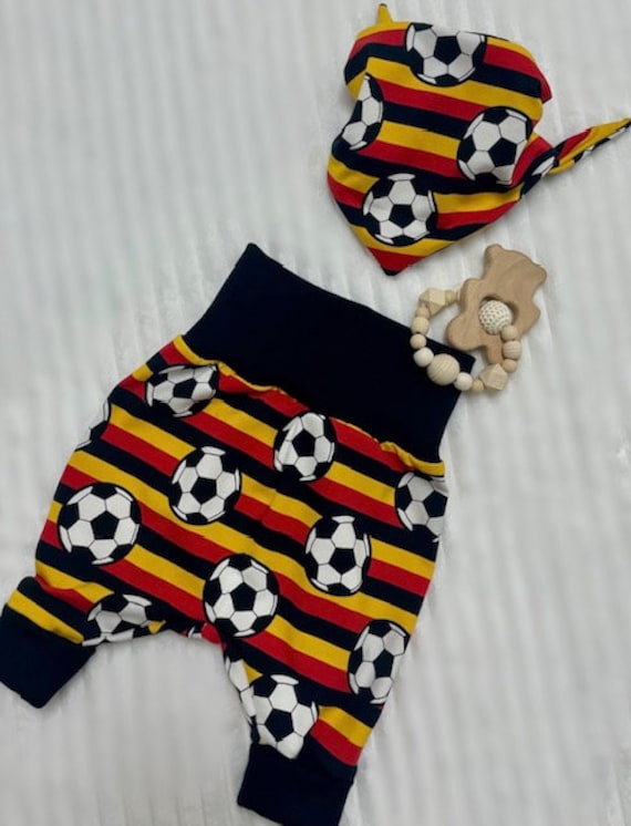 Fußball Baby Lange Pumphose Kurze Beanie Mütze Halstuch Tuch Geschenk Hose Größe 50 - 104 von TinasDesignertraeume