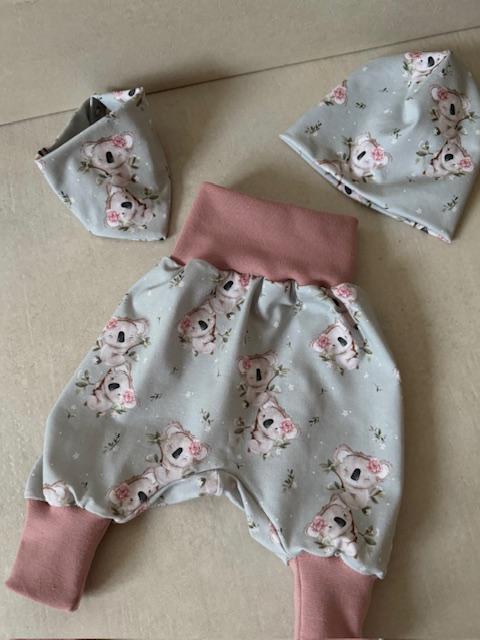 Koala Bärchen Zuckersüßes Set Für Baby/Kleinkind - Pumphose Mütze Tuch Lätzchen Geburt Neugeborenes Taufe Erstling Geschenk Hose Bio von TinasDesignertraeume