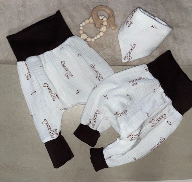 Musselin Babykleidung Giraffe Motiv - Leicht Für Den Sommer Baby Set Taufe Tuch Lätzchen Pumphose Neugeborenes Erstling Neutral Geschenk von TinasDesignertraeume