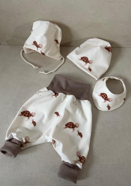 Schildkröte Mara Marie - French Terry Baby Pumphose Mütze Tuch Lätzchen Geburt Neugeborenes Neutral Geschenk Hose von TinasDesignertraeume