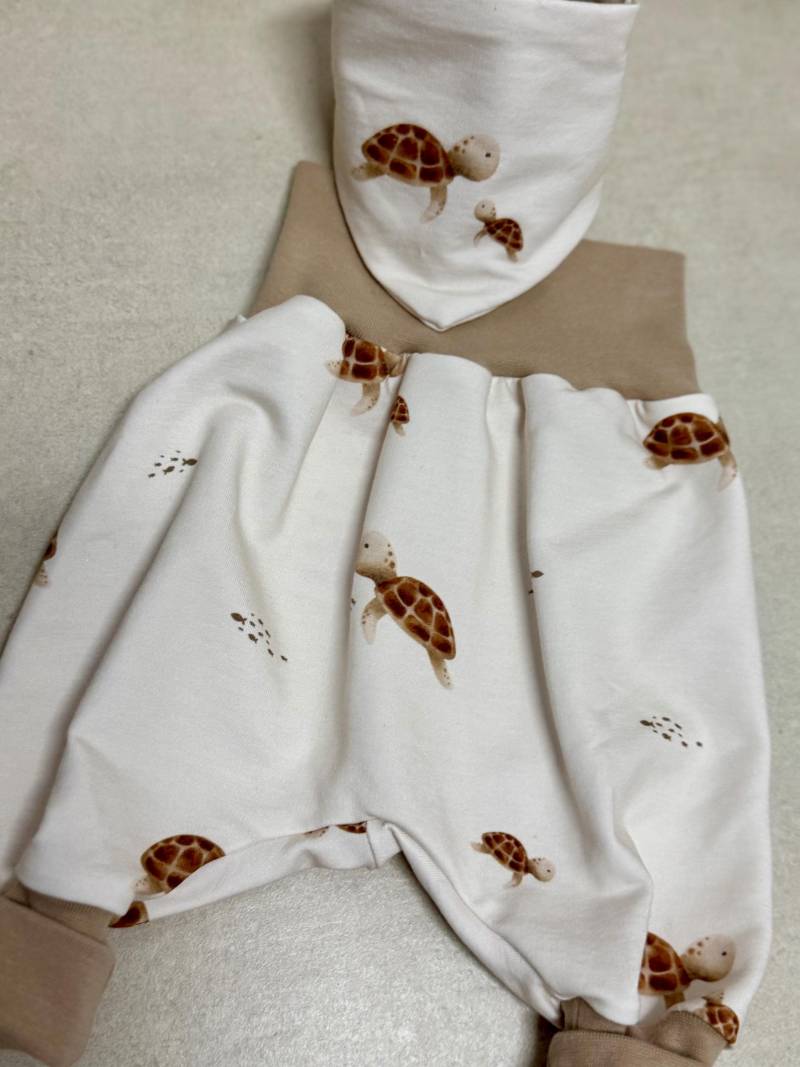 Schildkröte Mara Marie - French Terry Baby Pumphose Tuch Lätzchen Geburt Neugeborenes Neutral Geschenk Hose von TinasDesignertraeume