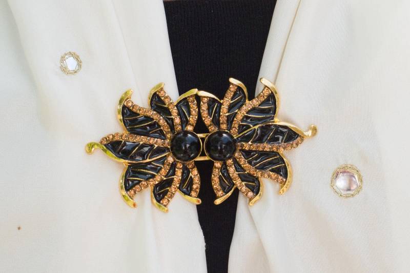 Classiclip Cardigan Clip Brosche Caty in Elfenbein Und Schwarz von TinasPrettyPinkToes