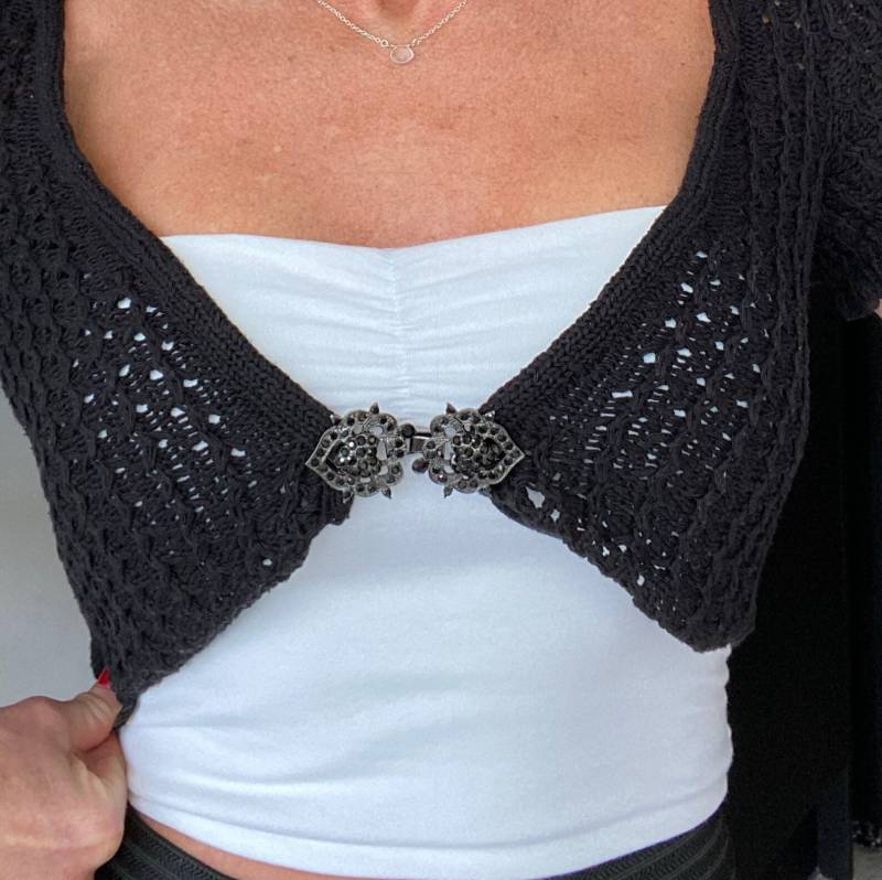 Classiclip Cardigan Clip Brosche Maisey in Schwarz Oder Silber von TinasPrettyPinkToes