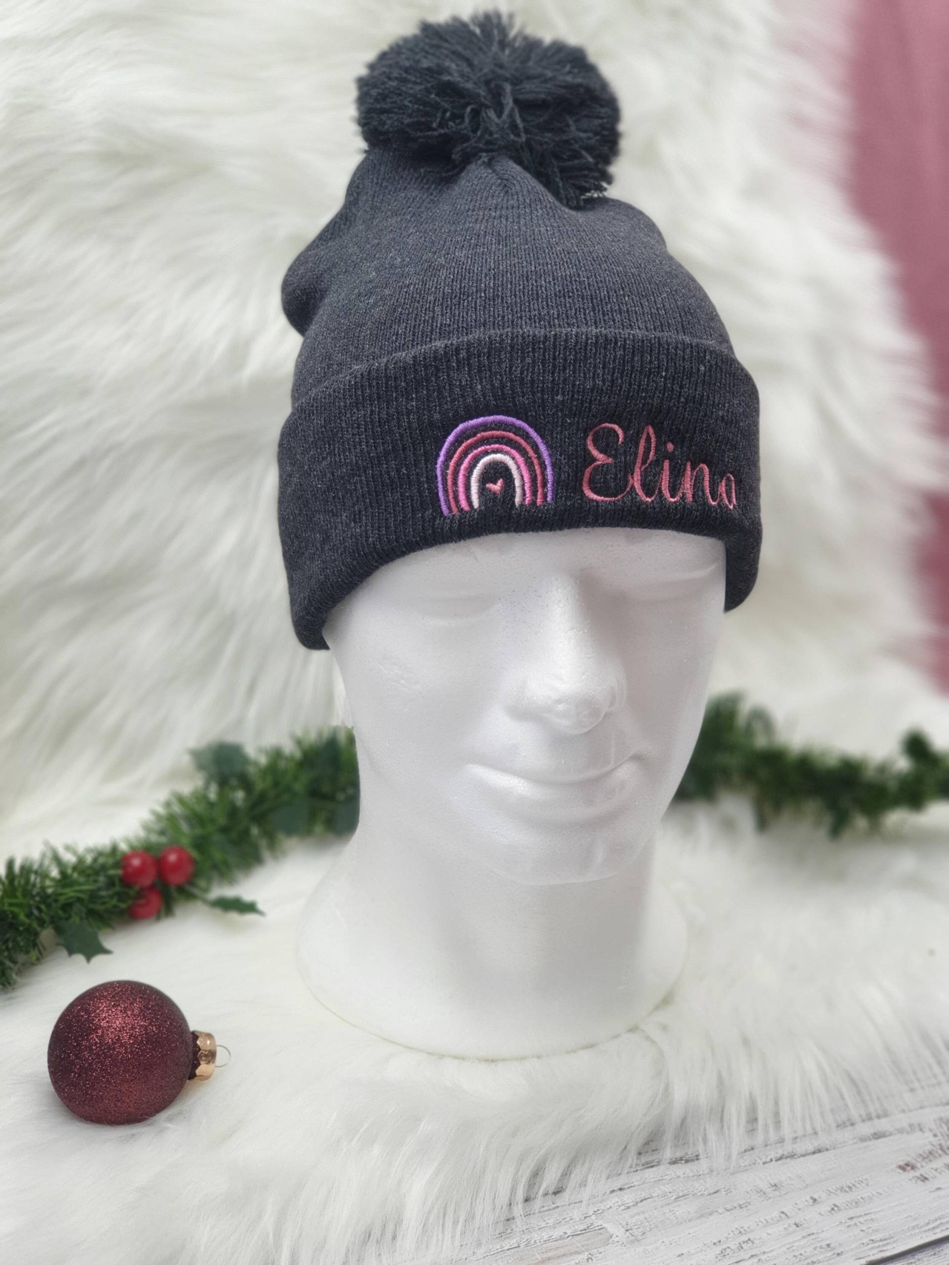 Mütze Mit Namen Bestickt, Personalisiert, Regenbogen Mütze Mit Namen Bestickt, Personalisiert, Regenbogen von TinasStickerei