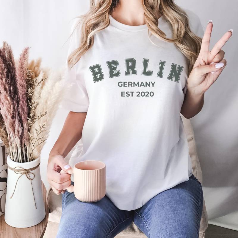 Städte T-Shirt Im College Stil, Personalisierbar Mit Deiner Stadt Und Est Jahr, Vintage T-Shirt, Geschenkidee Für Reisefans & Locals von TinaslovelyDesign