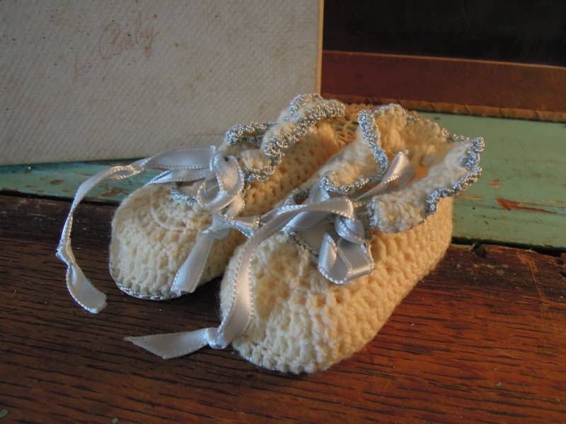 Vintage Gestrickte Creme Und Blaue Booties/Garn Baby Kleidung Accessoires von Tinastinytoddlers