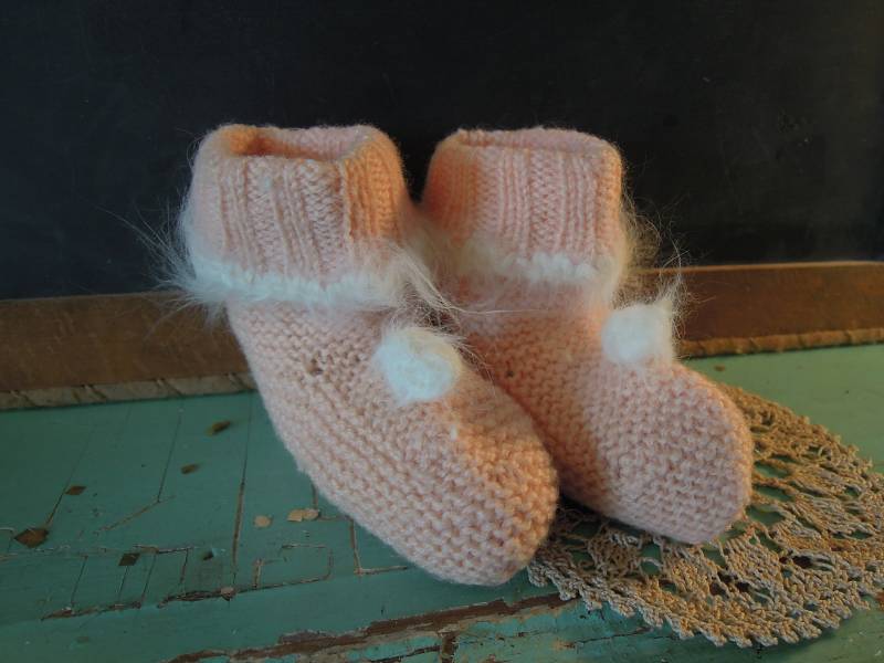 Vintage Gestrickte Rosa Schühchen/Baby Mädchen Angora Garn Babyschuhe Babykleidung Accessoires von Tinastinytoddlers