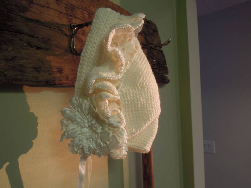 Vintage Strick Baby Häubchen/Creme Satin Blumen von Tinastinytoddlers