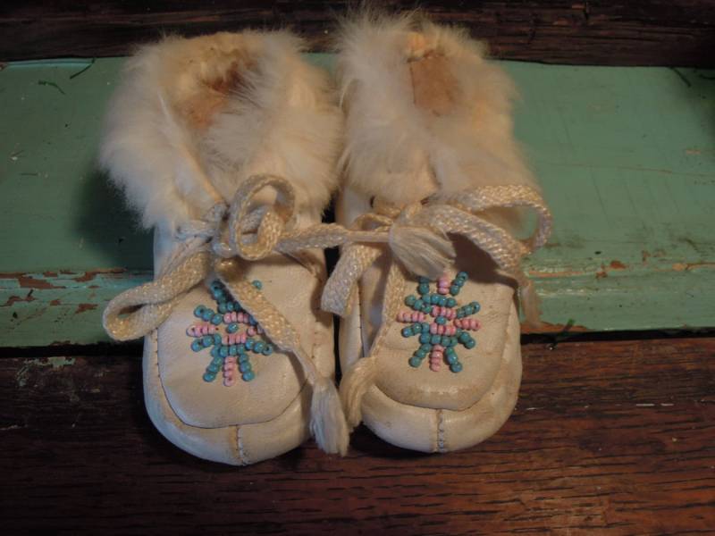 Vintage Weiße Leder Mokassins/Baby Mit Fell Rosa Und Blau Perlenakzente von Tinastinytoddlers