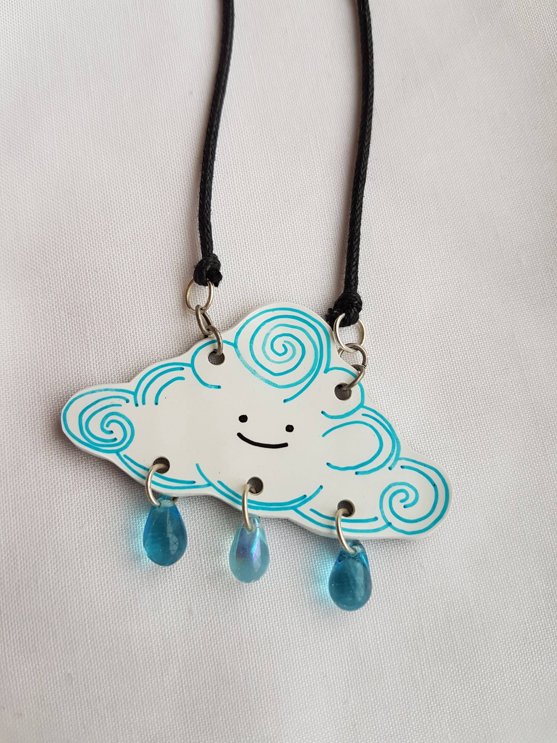 Glückliche Wolke Halskette Auf Akkord, Mit Glas Regentropfen Glückliche Wolke Halskette Auf Akkord, Mit Glas Regentropfen von TinceybobsCrafts