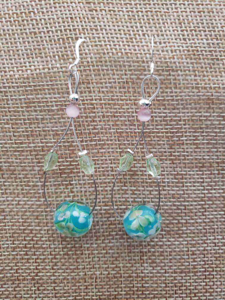 Blau, Grün Und Rosa Perlen Auf Einem Creolen Blau, Grün Und Rosa Perlen Auf Einem Creolen von TindallDesigns