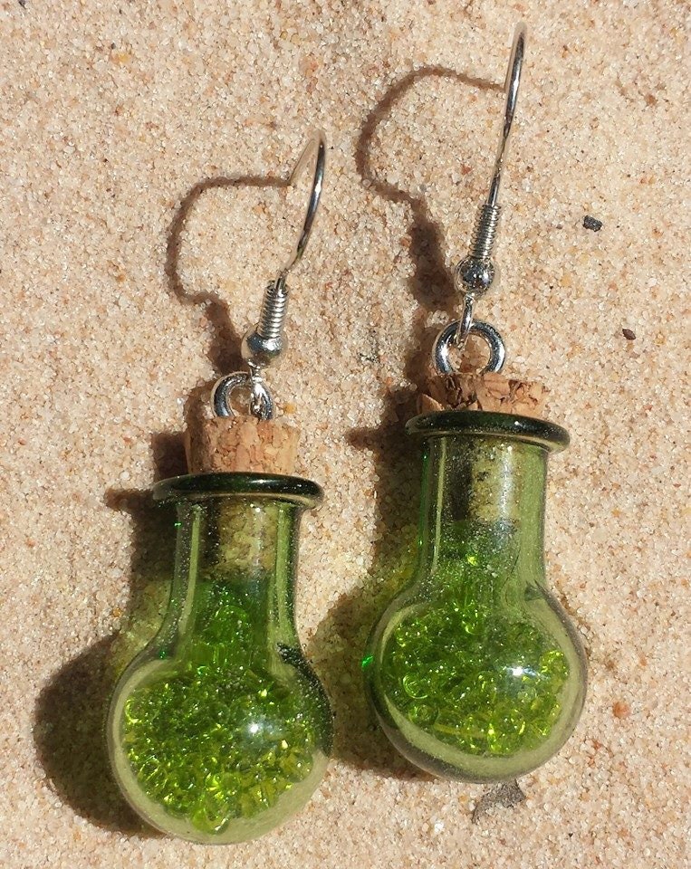 Hexe Flasche Ohrringe, Trank Charme, Absinth Fee Flasche, Charme Hexe Flasche Ohrringe, Trank Charme, Absinth Fee Flasche, Charme von TindyMcPhateArt