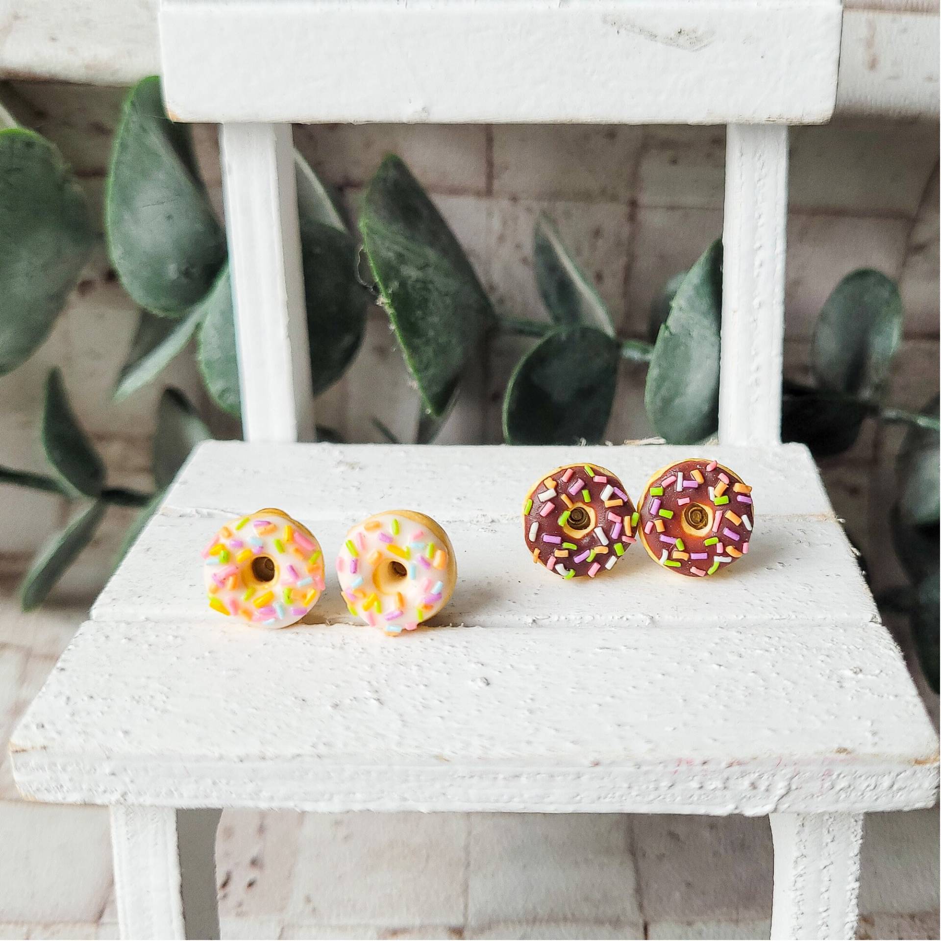 Regenbogen Streusel Donut Ohrstecker Regenbogen Streusel Donut Ohrstecker von TingCorner
